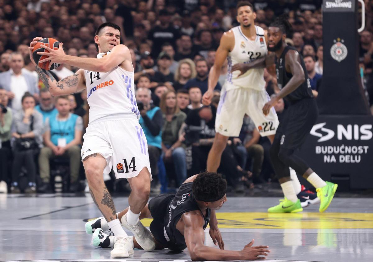 Deck, en el momento de lesionarse la rodilla tras el choque con Zach Leday, el jugador del Partizan Deck, en el momento de lesionarse la rodilla tras el choque con Zach Leday, el jugador del Partizan