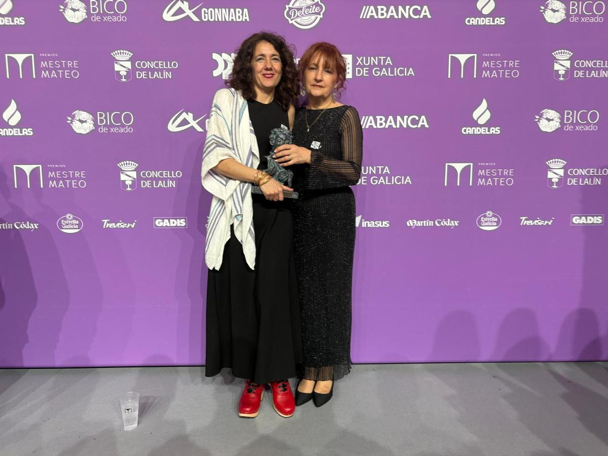 Zeltia Outeiriño cos zocos vermellos (esq.) xunto a Concha  Outeiriño