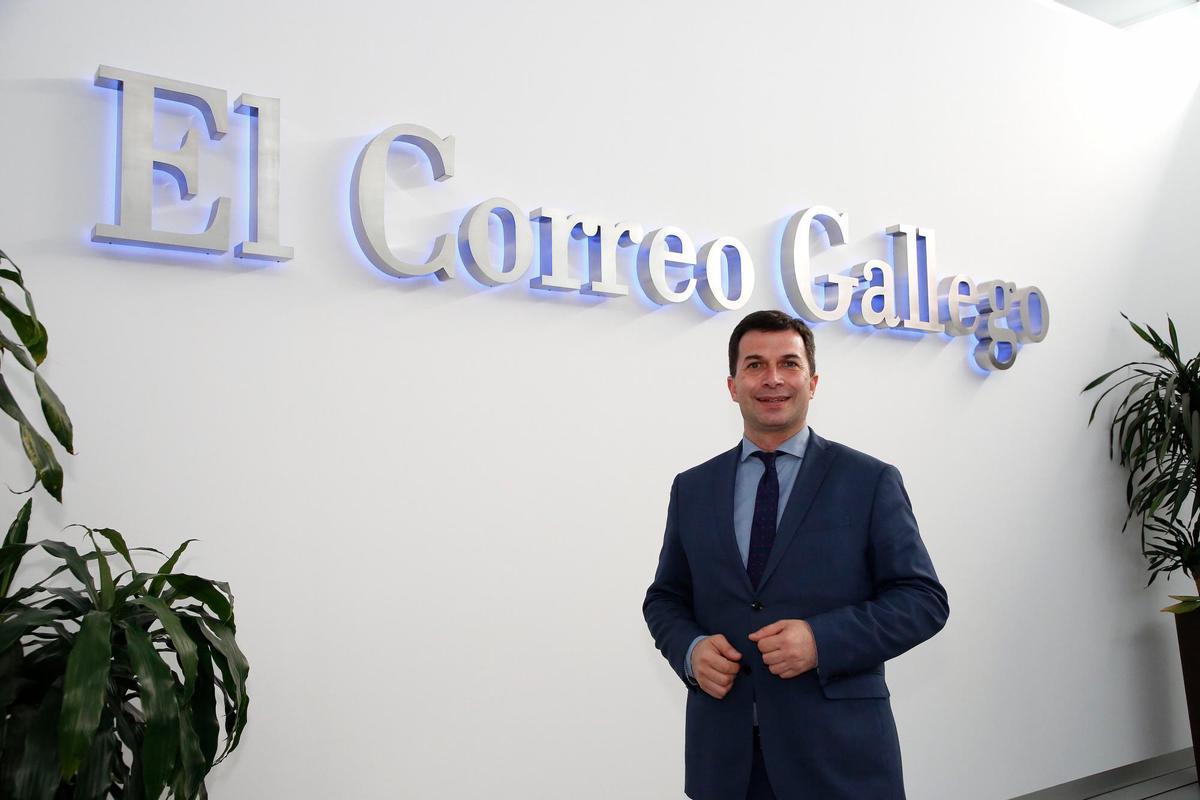Gonzalo Caballero ayer durante su visita a la sede de EL CORREO GALLEGO. Foto: Antonio Hernández