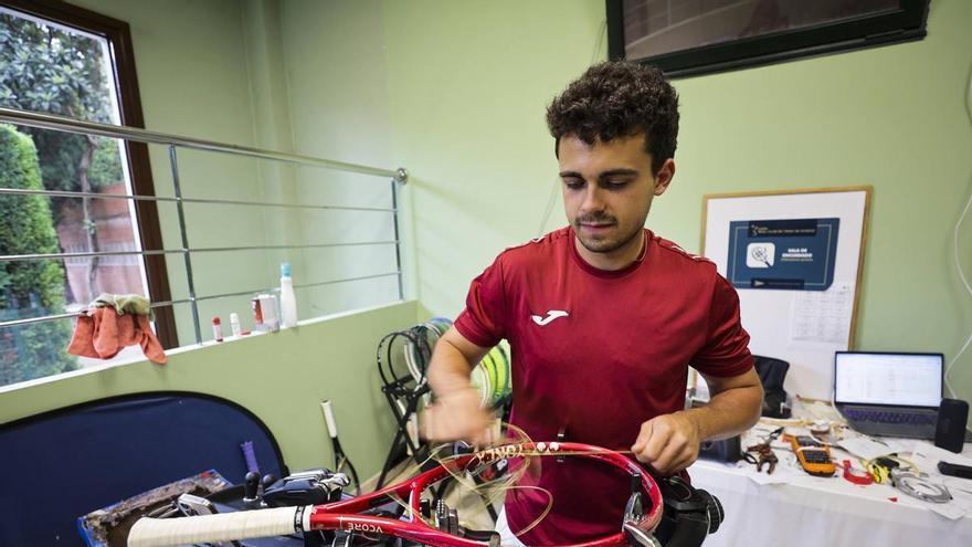 El hombre que afina las raquetas del torneo de Oviedo: «Mi sueño es llegar a trabajar los mejores del mundo»