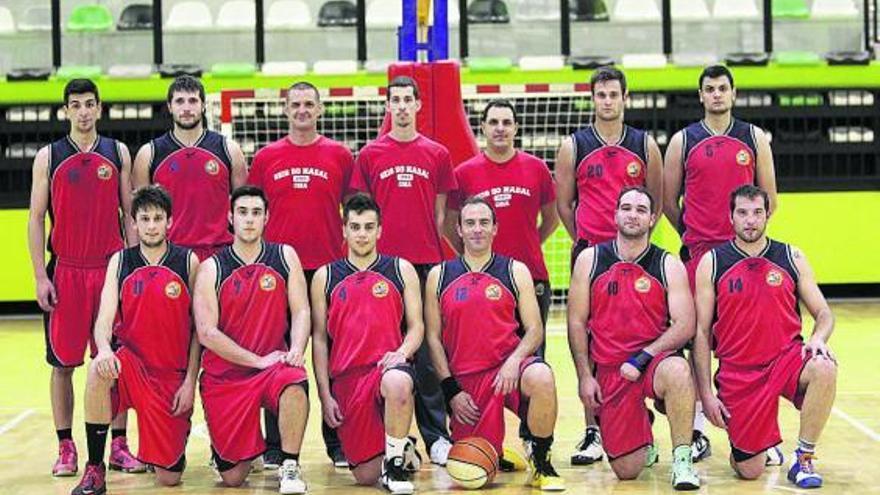 Sergio González y sus ayudantes, Francisco J. García y Albert Tomás, junto a la plantilla.