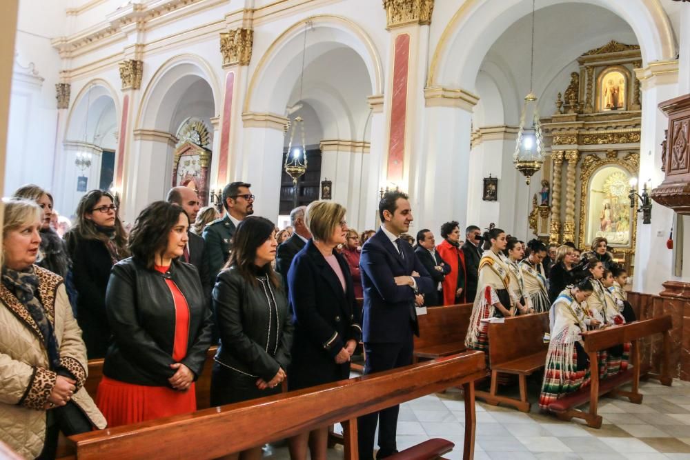 Miles de fieles han acompañado la imagen de Santa Águeda hasta su ermita en un camino jalonado por puestos de dulces