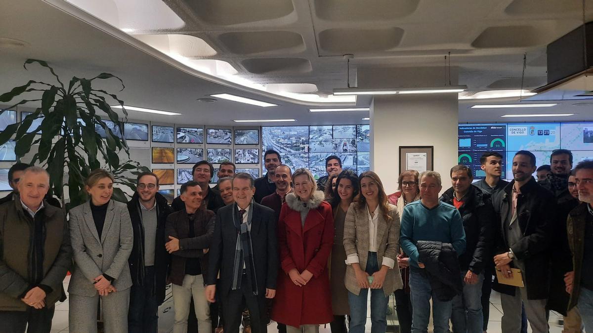 Técnicos del norte de Portugal durante su visita a la sala de tráfico del Concello de Vigo