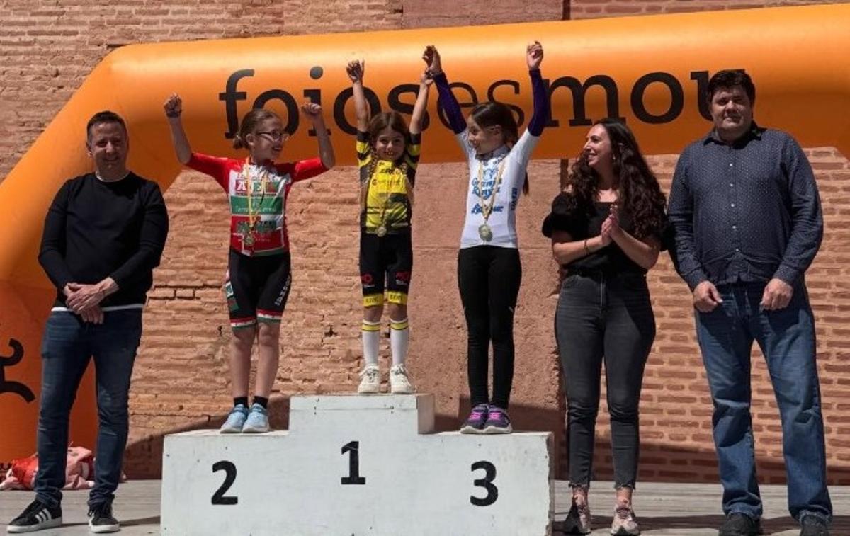 Una ciclista de Ontinyent en el podio del I Gran Premi Escoles de Foios.