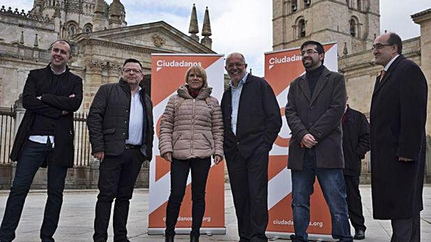 Los miembros de Ciudadanos Zamora, junto a Francisco Igea.