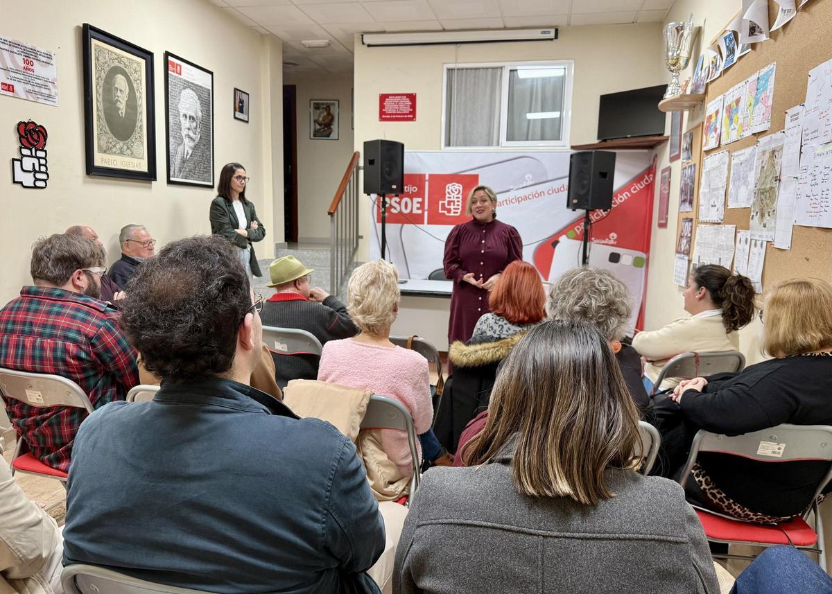 La precandidata a la Secretaría General del PSOE de Extremadura, Soraya Vega Prieto, en un encuento con militantes en Montijo.