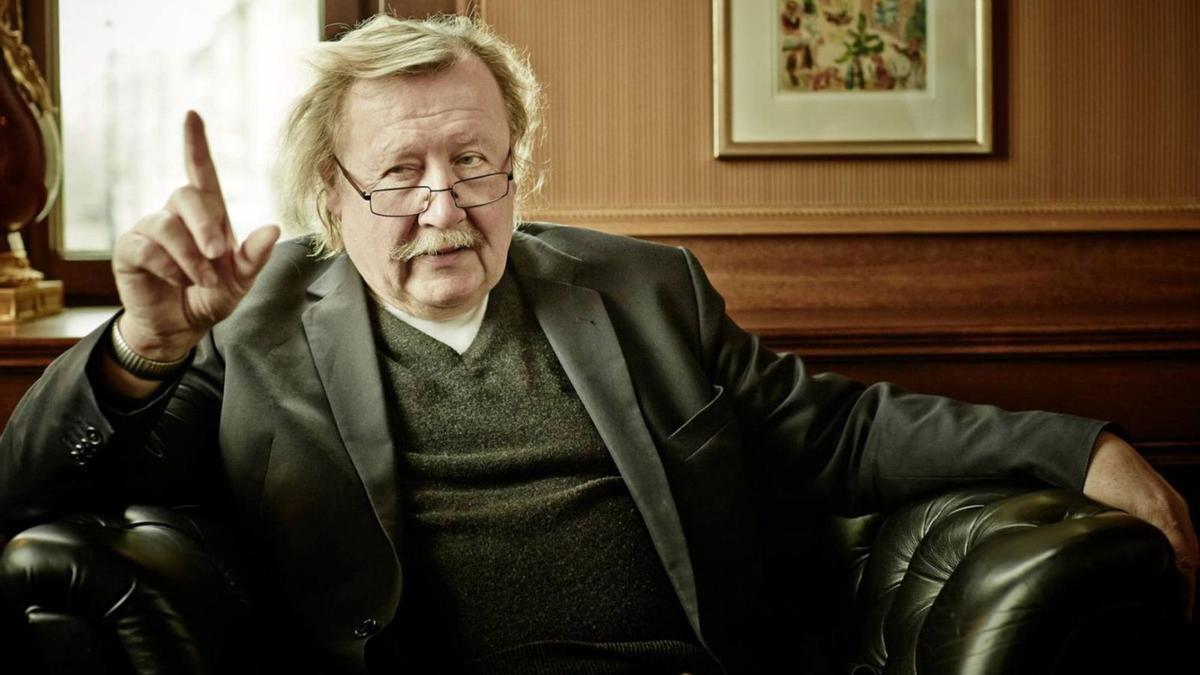 Peter Sloterdijk, a la derecha, junto a Roberto Gil Hernández, el pasado sábado en Tenerife Espacio de las Artes (TEA). | | TEA