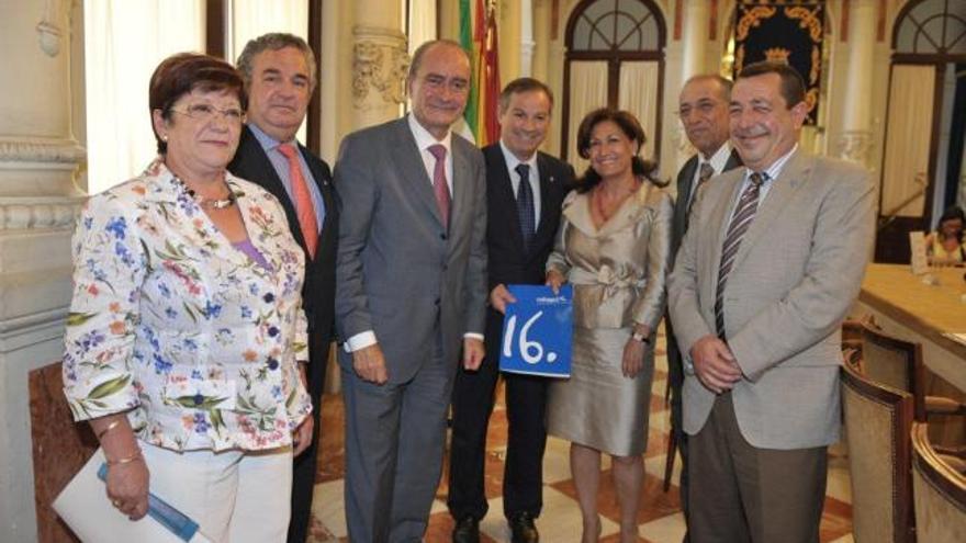 Foto del acto de esta mañana con los alcaldes y alcaldesas de Ronda, Antequera, Velez Málaga , Málaga y la delegada de Cultura de Marbella y el presidente de la Diputación de Málaga.