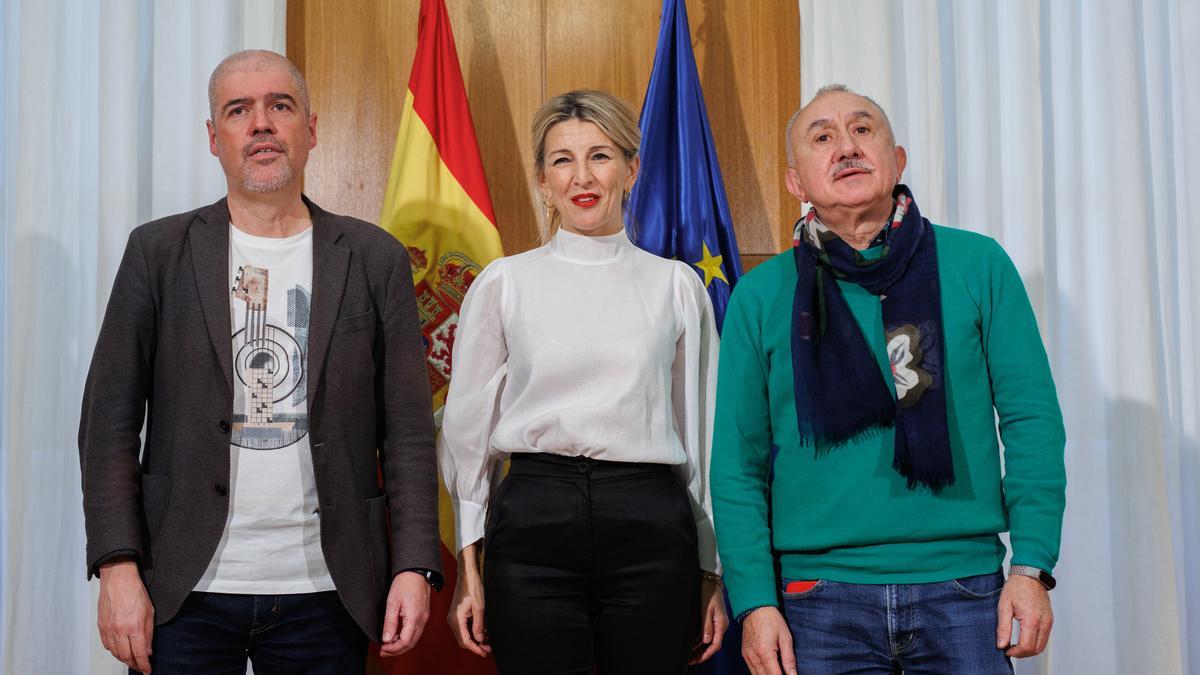 El secretario general de CC OO, Unai Sordo; la vicepresidenta segunda del Gobierno, Yolanda Díaz; y el máximo responsable de UGT, Pepe Álvarez, este martes, tras la reunión para pacta el SMI.