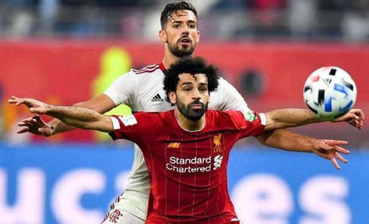El central de Almusafes Pablo Marí defiende al egipcio Mohamed Salah en el Mundial de Clubes.