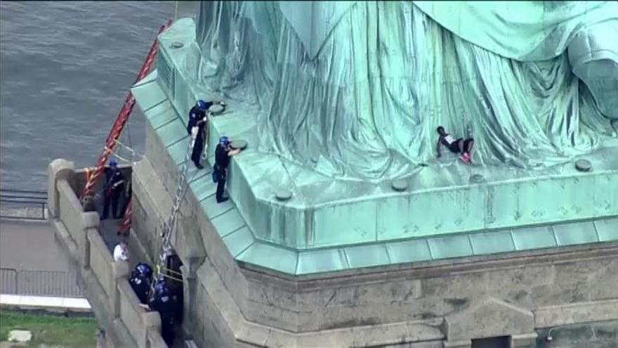 Una mujer detenida tras varias horas encaramada a la Estatua de la Libertad