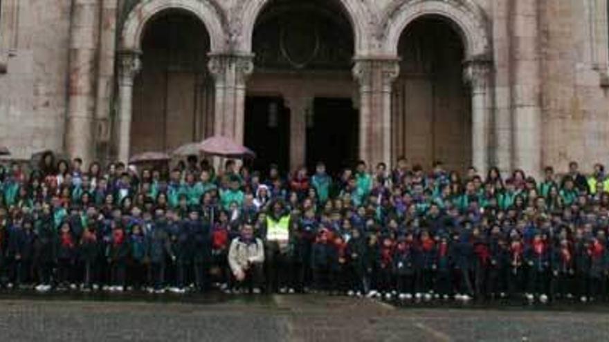 Alumnos y profesores, frente a la basílica de Covadonga.