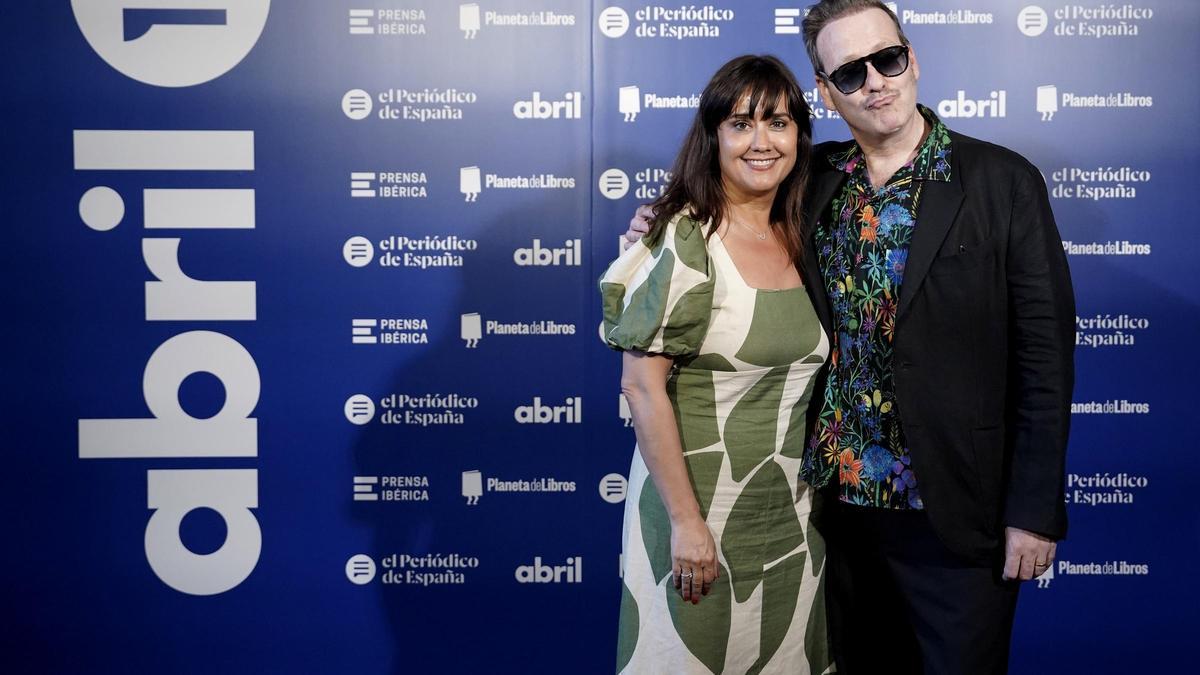 Paloma Serra, asesora diplomática del Ministerio de Asuntos Exteriores, Unión Europea y Cooperación, y el escritor y humorista Joaquín Reyes.