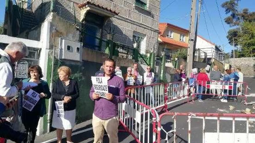 Concentración vecinal ayer en O Freixeiro. // FdV