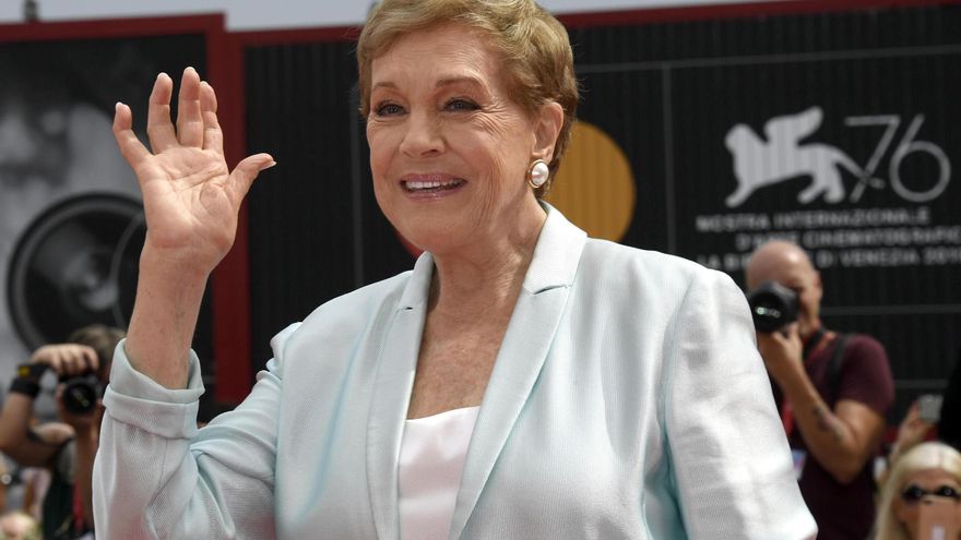 Julie Andrews, la estrella de Mary Poppins’ y Sonrisas y lágrimas’ que perdió su voz tras una negligencia médica