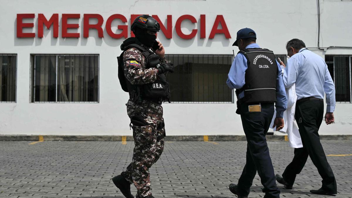 Miembros de la policía ecuatoriana en el exterior de un hospital en Quito donde fue ingresado un guarda herido durante la fuga del cabecilla narco.