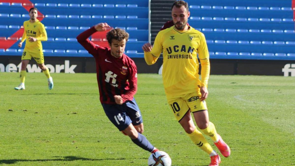 Santi Jara, durante el amistoso ante el Eldense. | PRENSA UCAM MURCIA CF