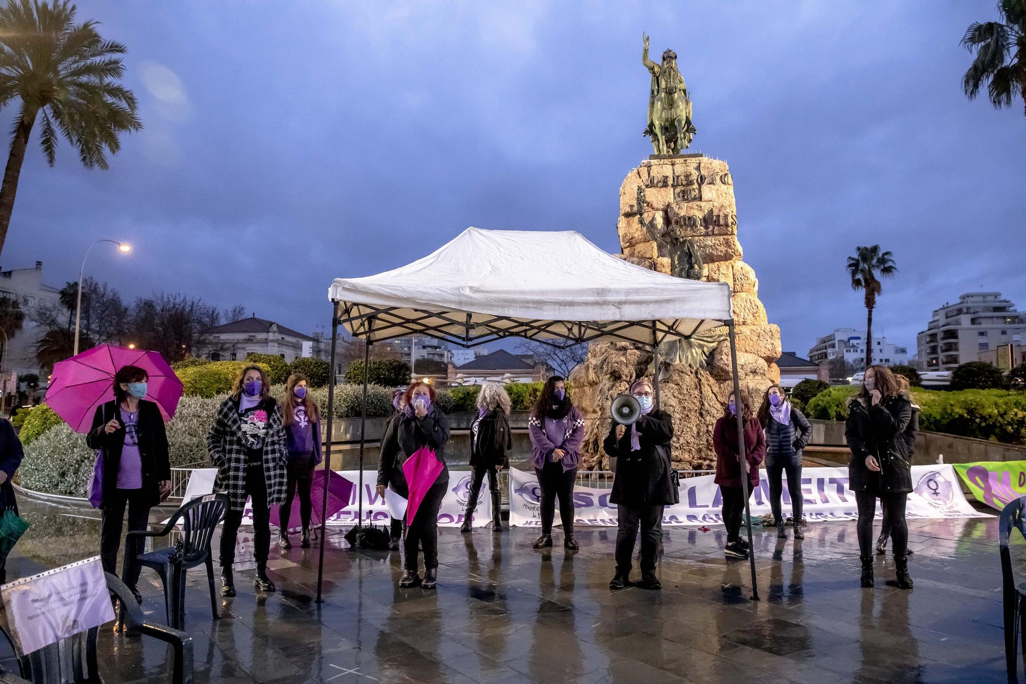 El Movimiento Feminista de Mallorca pide acabar con la brecha salarial y erradicar "la feminización de la pobreza"