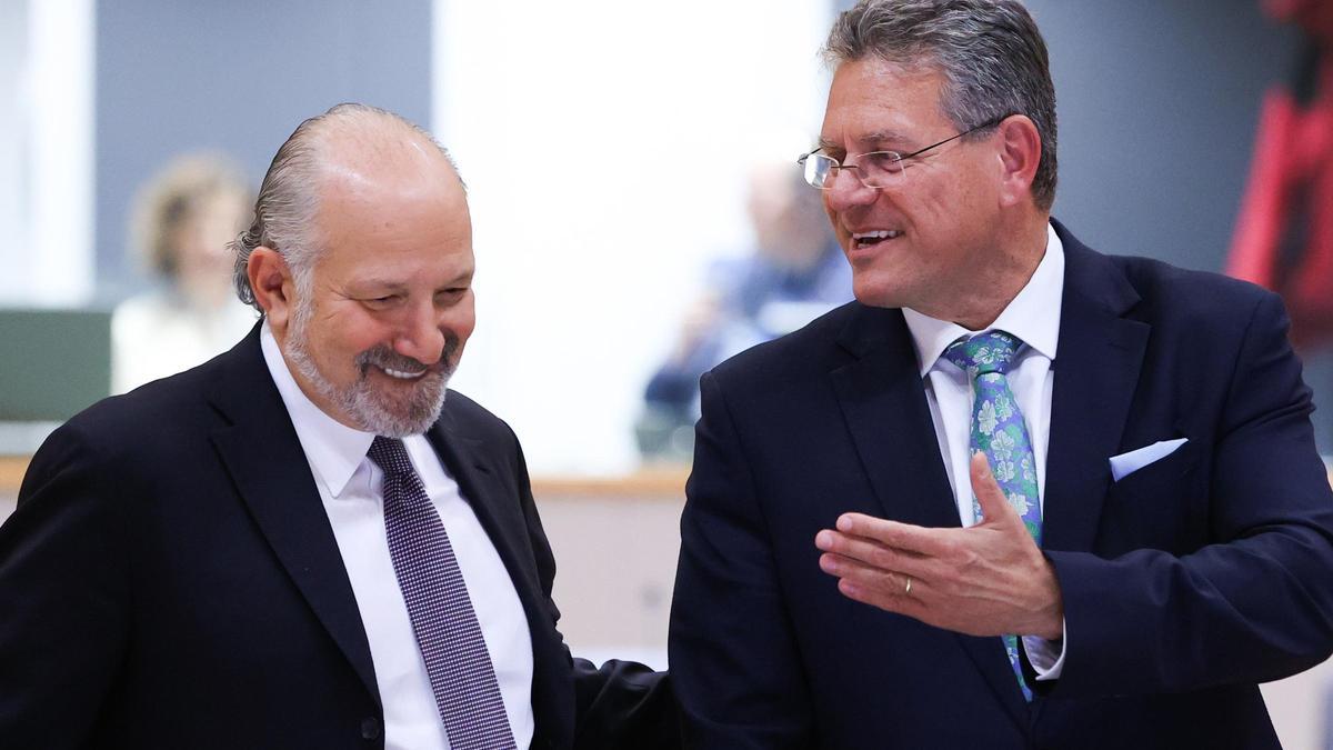 El secretario de Comercio de EEUU, Howard Lutnick  (I), y el comisario de Comercio, Maros Sefcovic, conversan en los márgenes de una reunión de ministros de Comercio de la UE en Brsuelas.