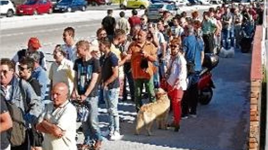 Aficionats del Girona fent cua dijous a les taquilles de l&#039;estadi.