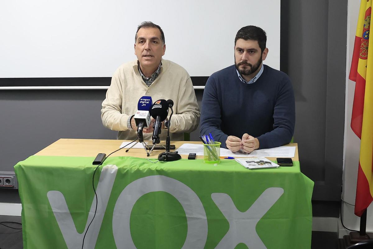 El portavoz de Inmigración, Interior y Seguridad del partido, Samuel Vázquez, y el candidato autonómico, Alejandro Nolasco, en un acto de precampaña, este lunes en Zaragoza.
