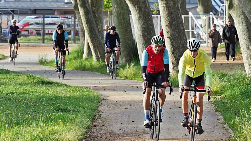 Ciclistes pels carrils de l’estany de Banyoles. | TURISME DE BANYOLES.