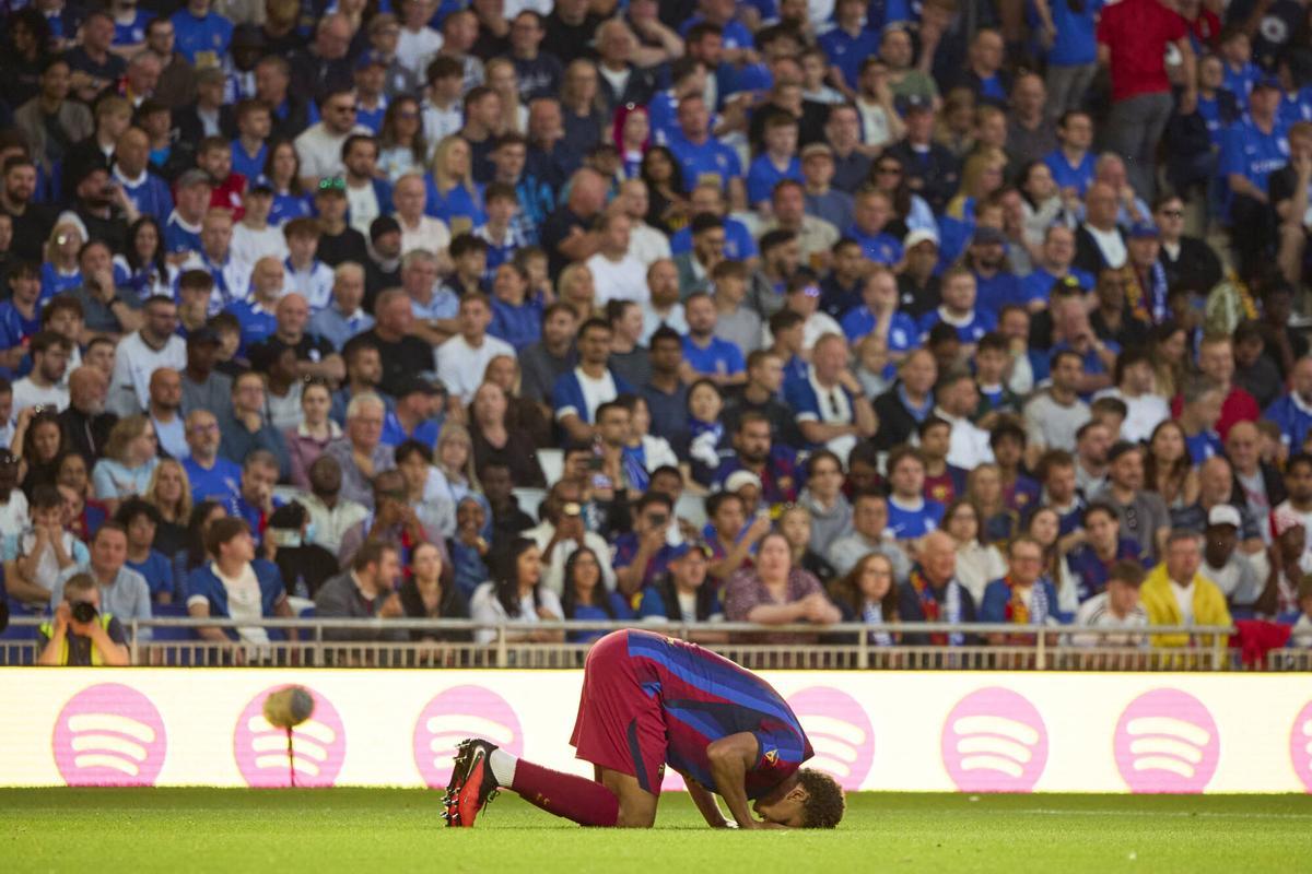 Hamza Abdelkarim, tras marcar el primer gol del Barça, de penalti, en  el amistoso de Birmingham,