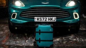 La maleta verde que sortea Aston Martin contiene en su interior parte del coche de Alonso