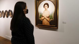 Dino Valls confronta al espectador con "la sombra que todos tenemos" en su exposición del Paraninfo