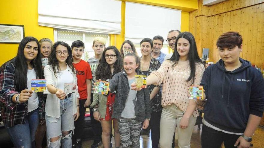 Equipo de Normalización Lingüística y los alumnos presentaron los posavasos del Día das Letras Galegas. // Iñaki Abella