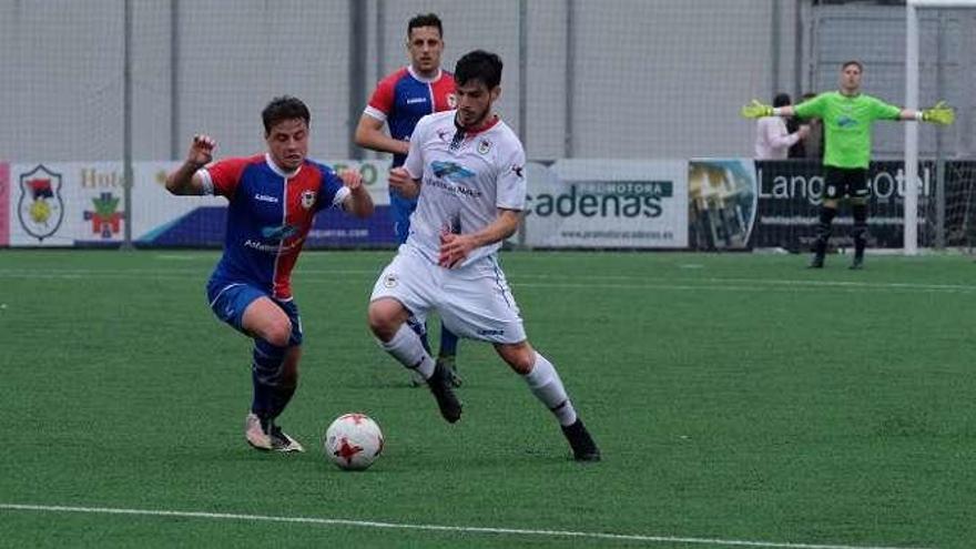 Álex Rey avanza con el balón en el duelo de ayer. // Silveira/LNE