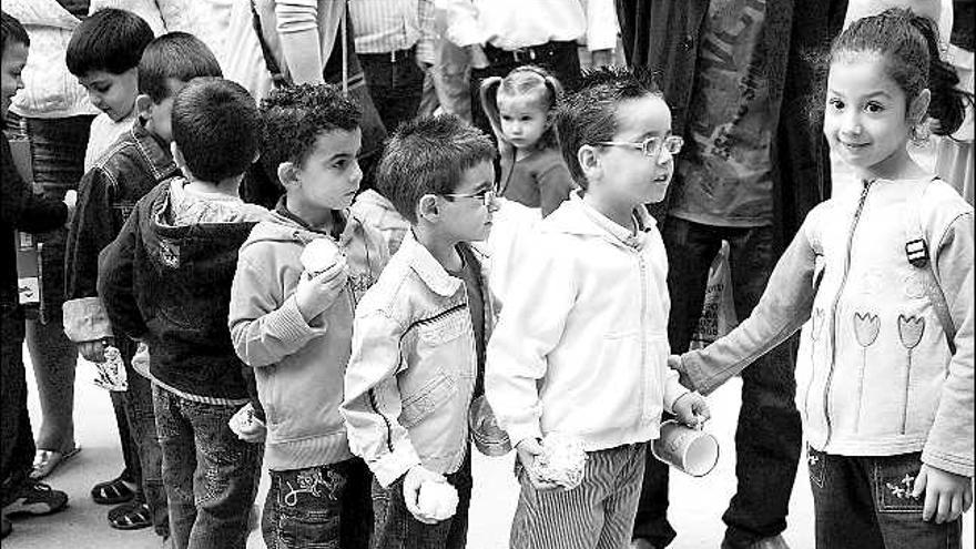 Un grupo de niños se reencuentra tras las vacaciones