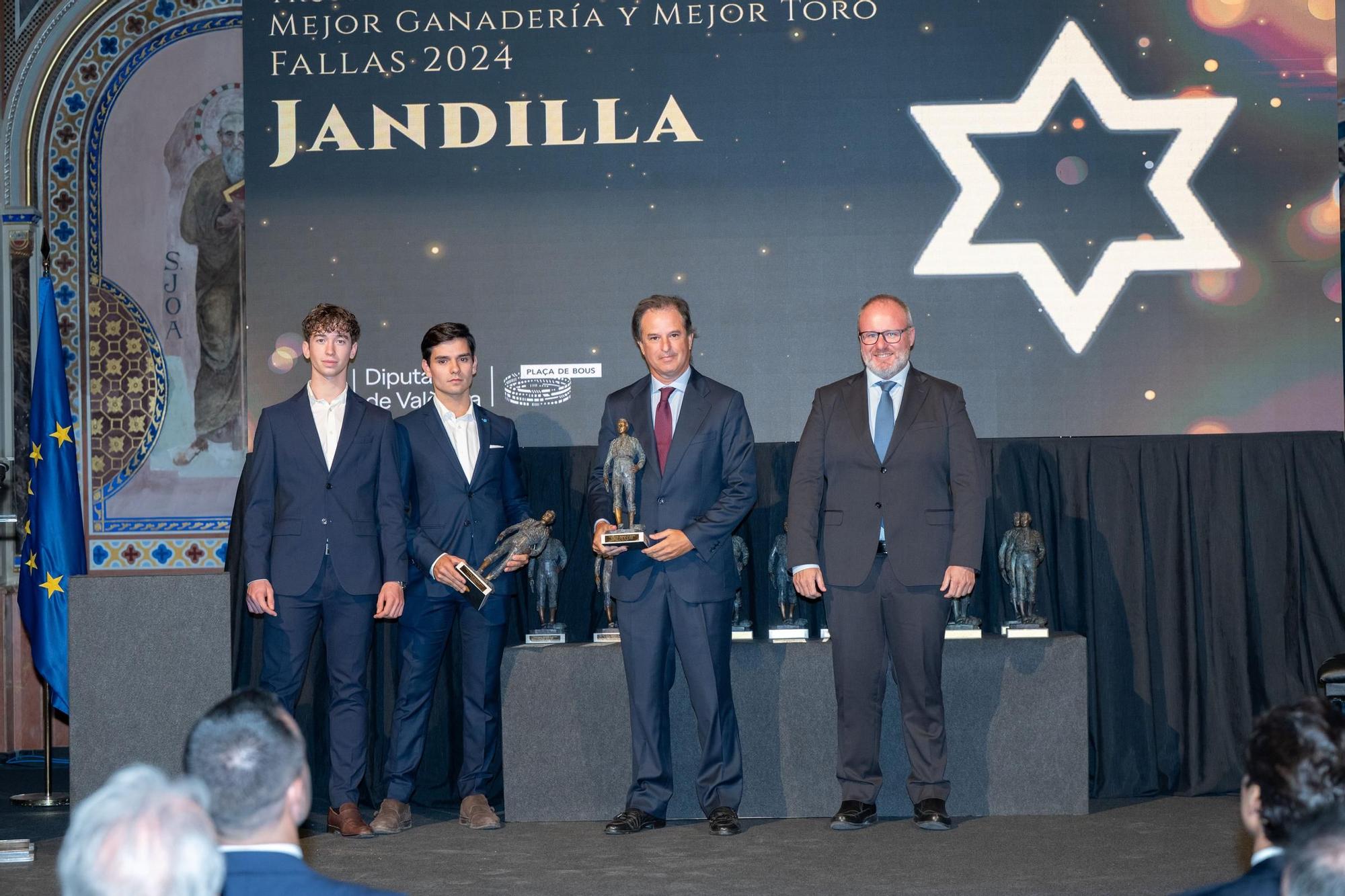 La gala de los premios taurinos de la Diputación de Valencia con Roca Rey, en imágenes