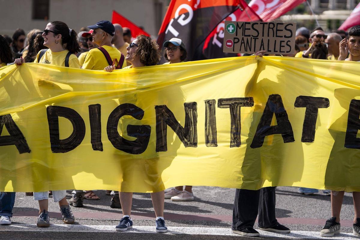 Manifestantes participan en una marcha por el centro de Barcelona durante una jornada de protesta del sector educativo