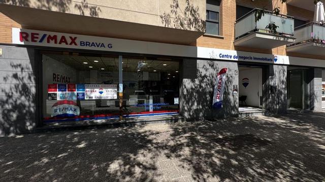 Exterior de la nova oficina de la companyia situada al carrer Barcelona 124, una de les principals entrades a la ciutat. | RE/MAX