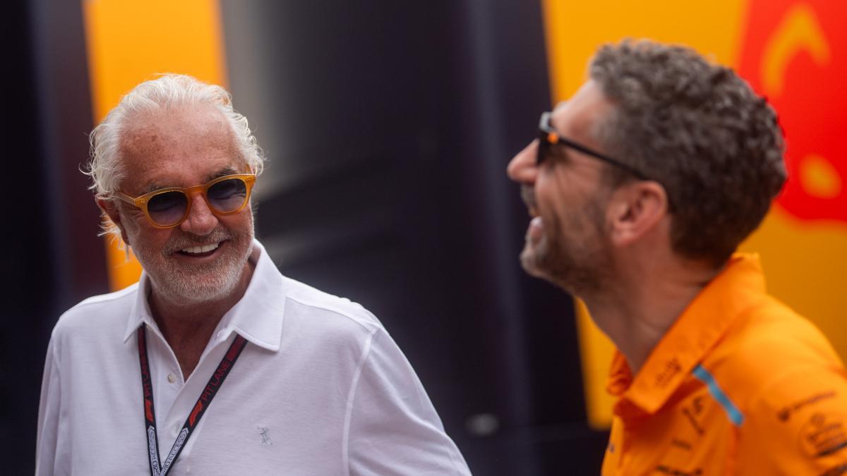Flavio Briatore,  jefe de Alpine, con su compatriota Andrea Stella (McLaren)