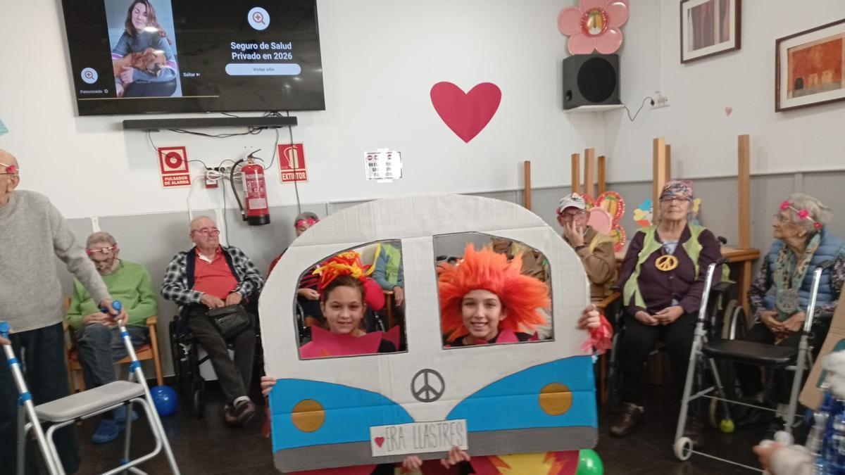 Antroxu intergeneracional en Llastres, con el alumnado y el profesorado del colegio local y los residentes del ERA