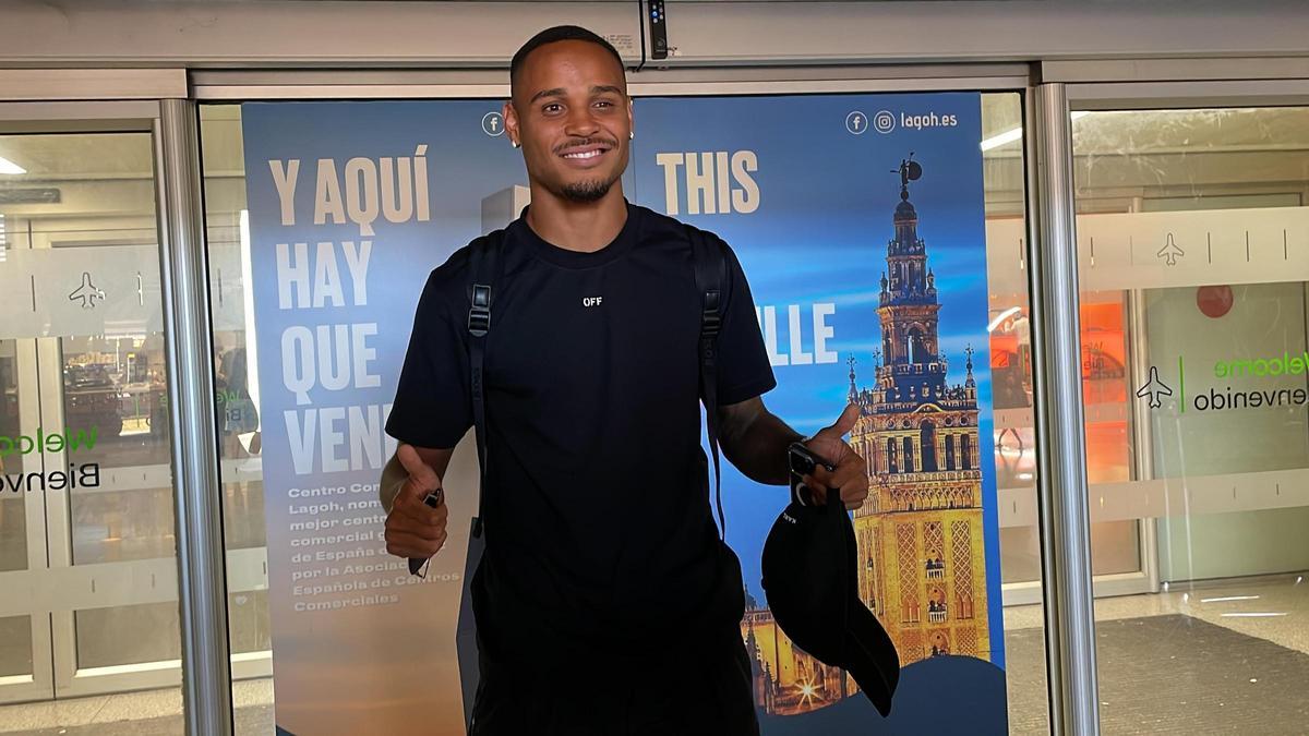 Natan llega al aeropuerto de San Pablo para convertirse en nuevo jugador del Real Betis