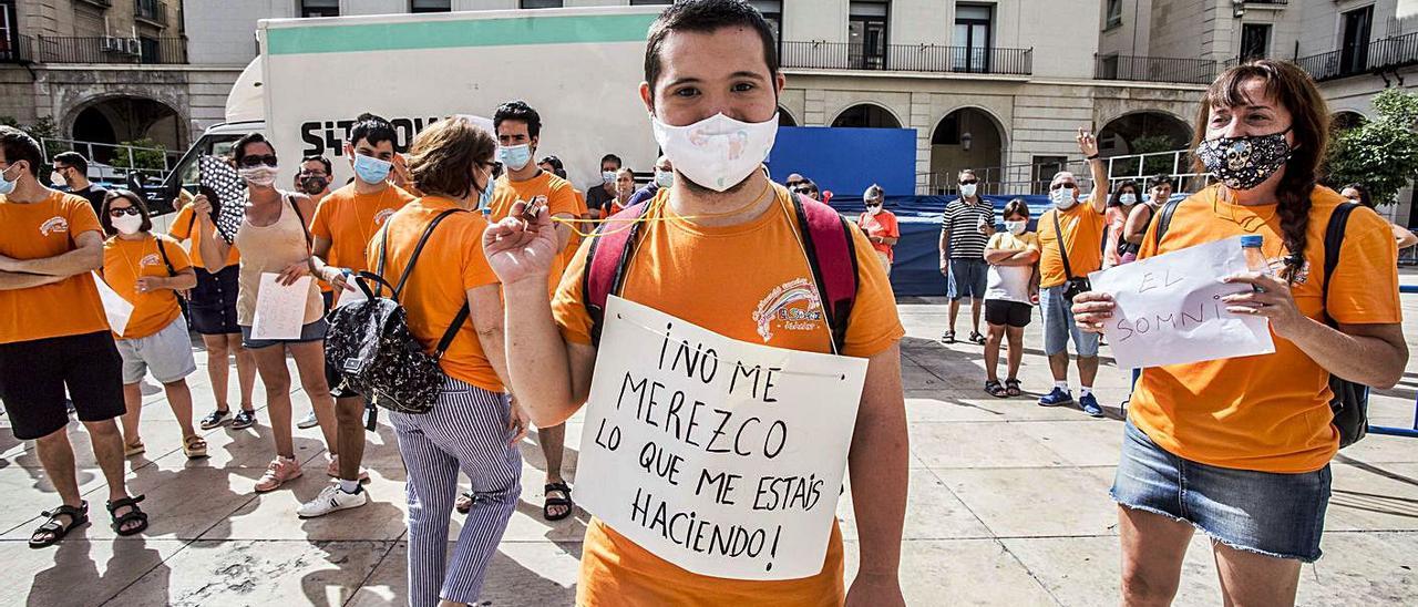 Protestas por retrasos en el Edificant, frente al Ayuntamiento y en el futuro solar de El Somni. | HÉCTOR FUENTES