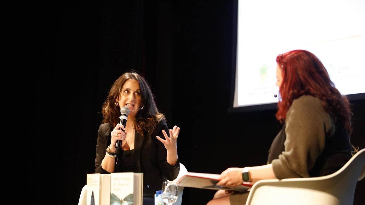 La escritora María Oruña durante su coloquio en el Teatro España.