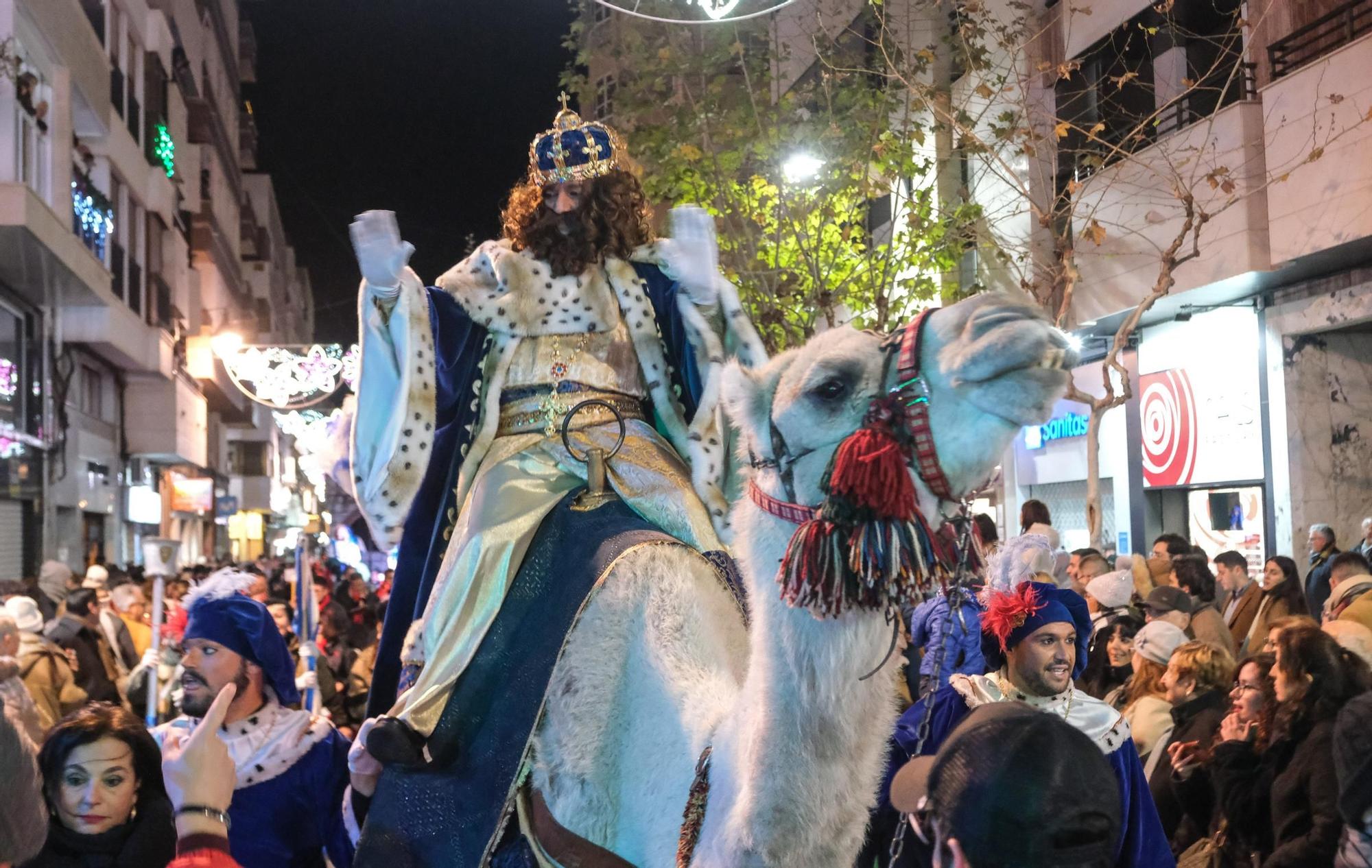 Todas las imágenes de la cabalgata de los Reyes Magos 2024 en Elda