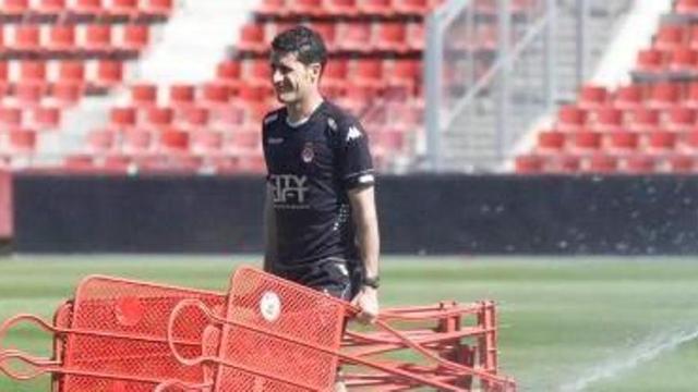 Jordi Balcells carrega material per a l'entrenament en una sessió del primer equip.