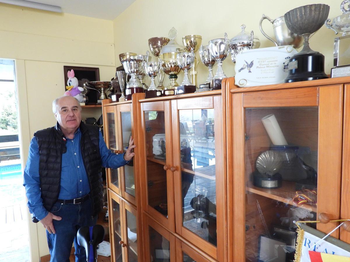 Paco, rodeado de trofeos de colombofilia.