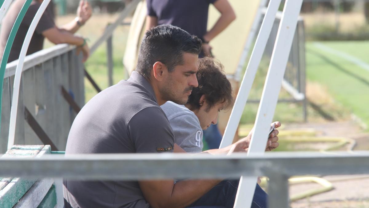 Juanito observa su móvil durante la sesión de entrenamiento del Córdoba CF, este miércoles, en la Ciudad Deportiva.
