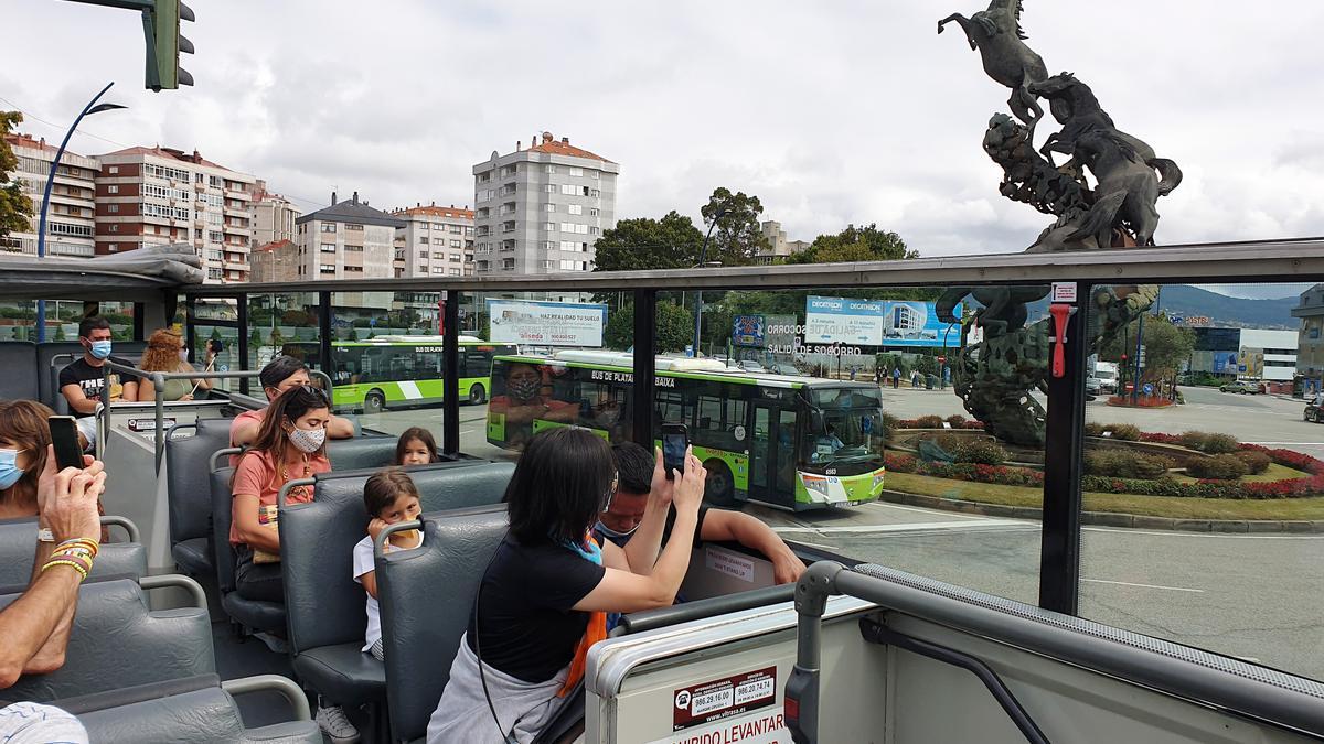 Turistas en el bus turístico de Vigo a su paso por Plaza de España en agosto de 2020.