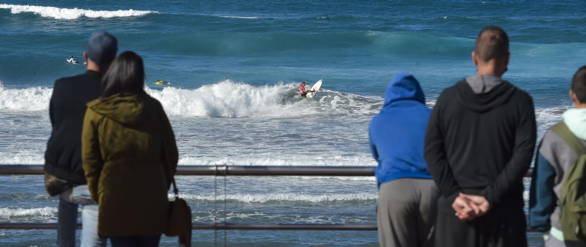 Ambiente en La Cícer durante el torneo de surf