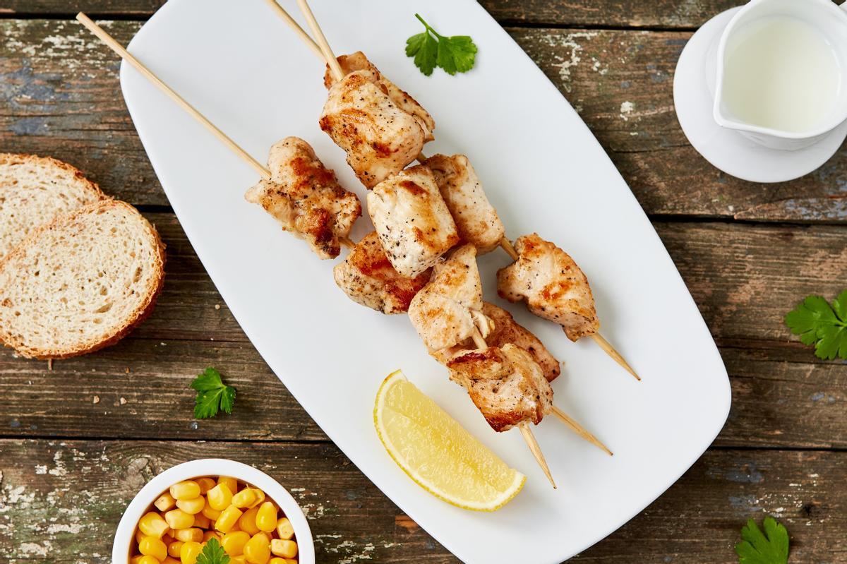 Brochetas de pollo.