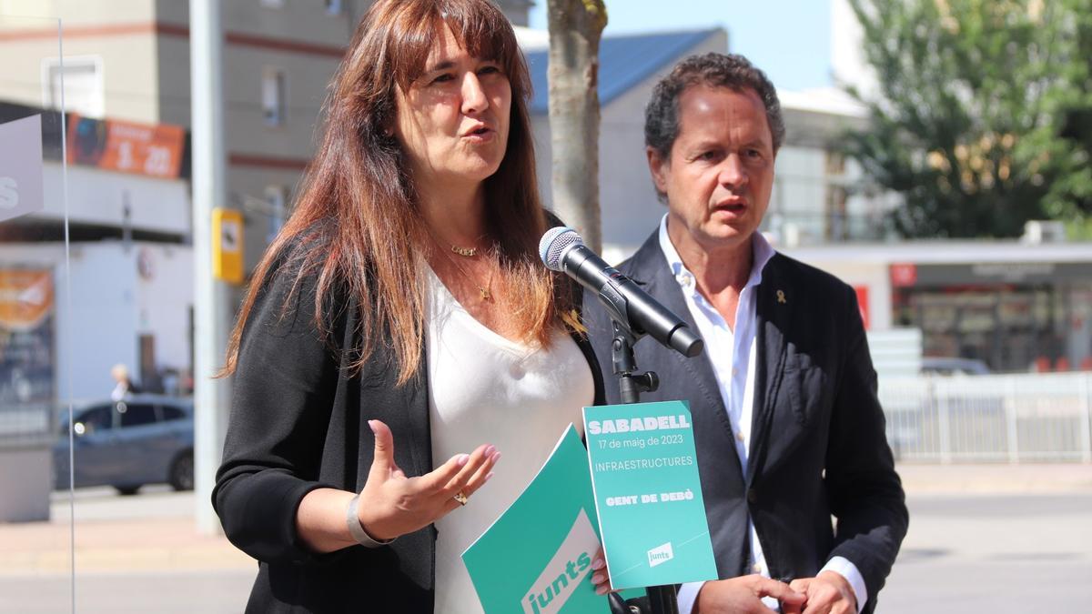 La presidenta de Junts, Laura Borràs, junto al alcaldable de Sabadell, Lluís Matas