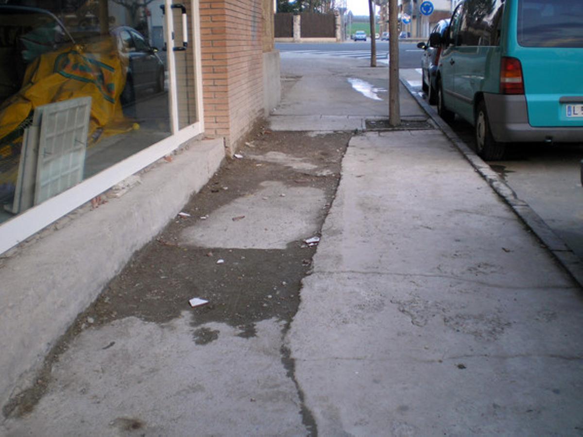 Una vorera gairebé intransitable.En nom de la Federació d’Associació de Veïns de Tàrrega (FAVT), vull denunciar públicament l’ajuntament de la nostra població per tenir una vorera en tan mal estat com la del carrer del Raval de Sant Agustí. Si aquest espai públic és gairebé intransitable per a un vianant jove i sense dificultats físiques, imaginin-se els problemes d’una persona gran, un minusvàlid i algú que porti un cotxet de criatures.