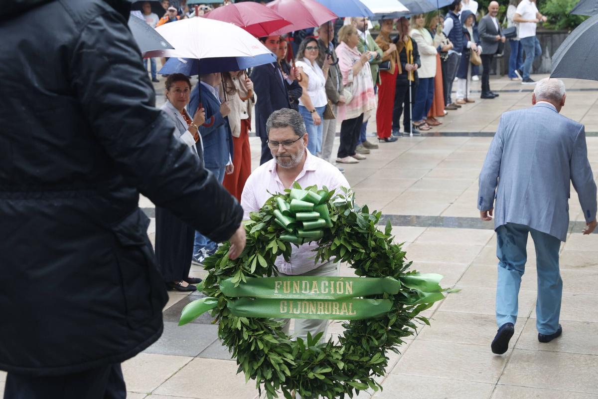 La ofrenda floral a Jovellanos en la plaza del Seis de agosto de Gijón, en imágenes